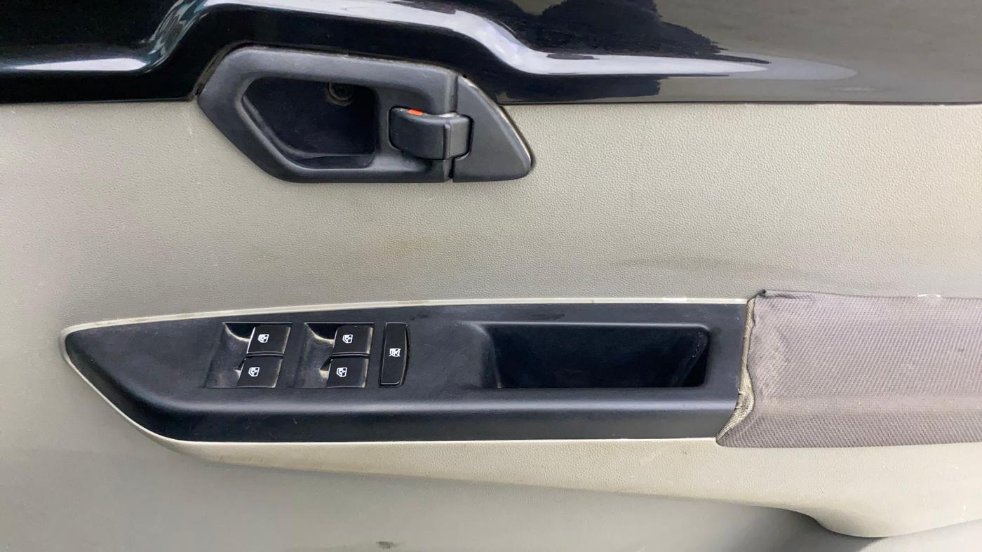 2016 Mahindra Kuv100 K6 5 STR, Petrol, Manual, 64,900 km, Driver Side Door Panels Control