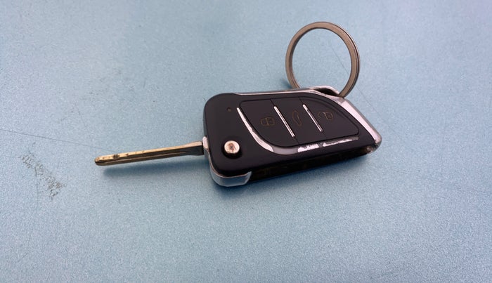 2016 Mahindra Kuv100 K6 5 STR, Petrol, Manual, 64,900 km, Key Close Up