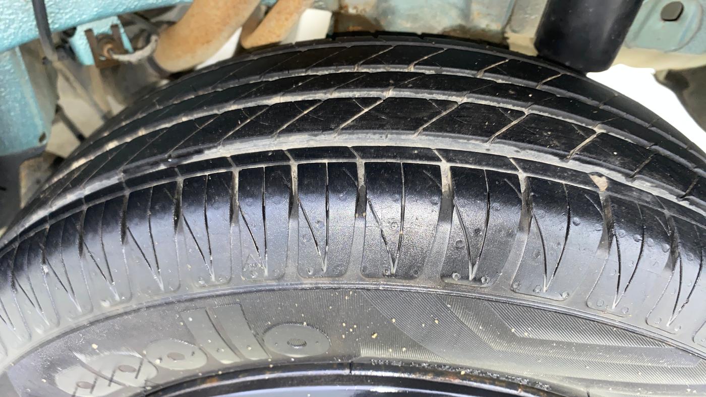 2016 Mahindra Kuv100 K6 5 STR, Petrol, Manual, 64,900 km, Left Rear Tyre Tread