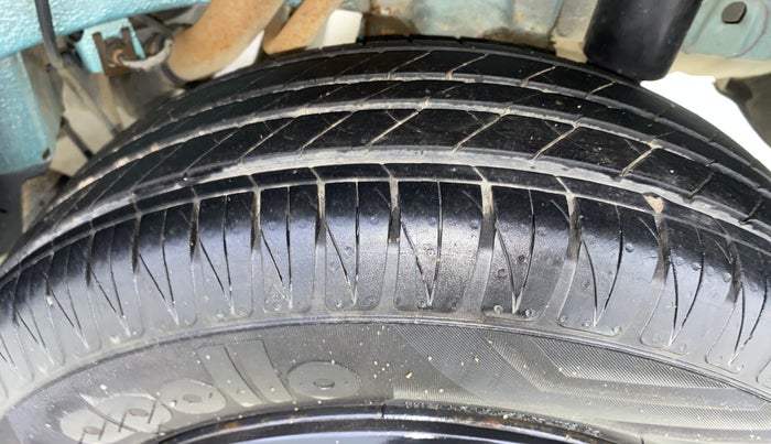 2016 Mahindra Kuv100 K6 5 STR, Petrol, Manual, 64,900 km, Left Rear Tyre Tread