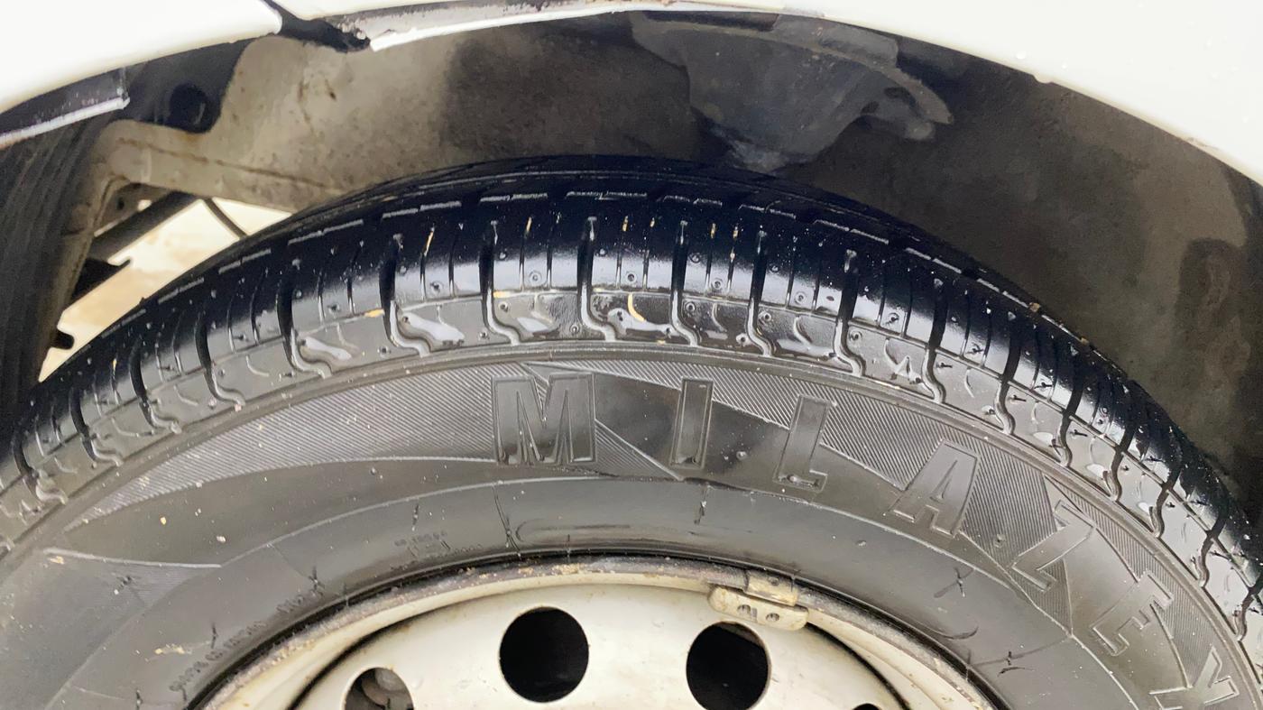 2016 Hyundai Eon ERA +, Petrol, Manual, 1,11,041 km, Left Front Tyre Tread