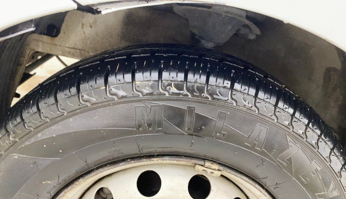 2016 Hyundai Eon ERA +, Petrol, Manual, 1,10,957 km, Left Front Tyre Tread