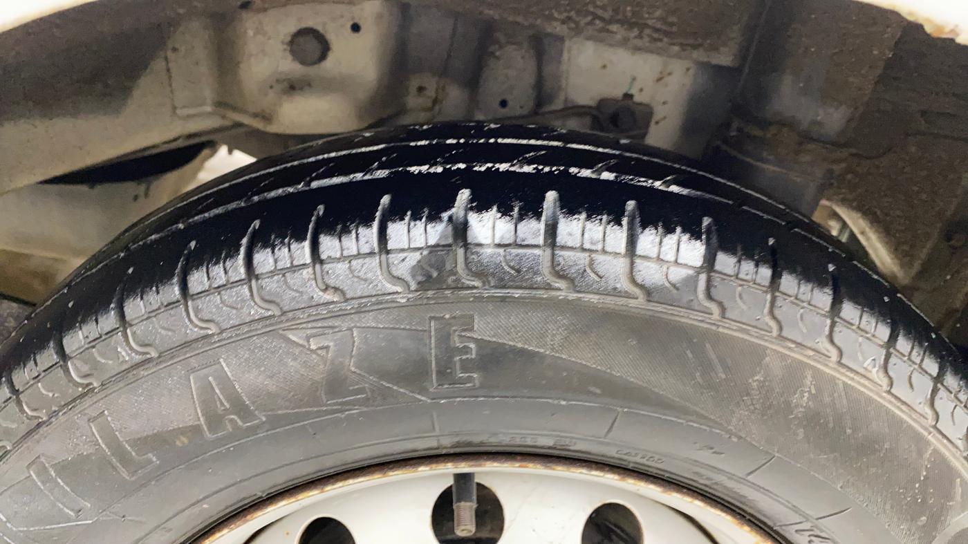 2016 Hyundai Eon ERA +, Petrol, Manual, 1,11,041 km, Left Rear Tyre Tread