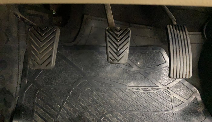 2016 Hyundai Eon ERA +, Petrol, Manual, 1,10,957 km, Pedals