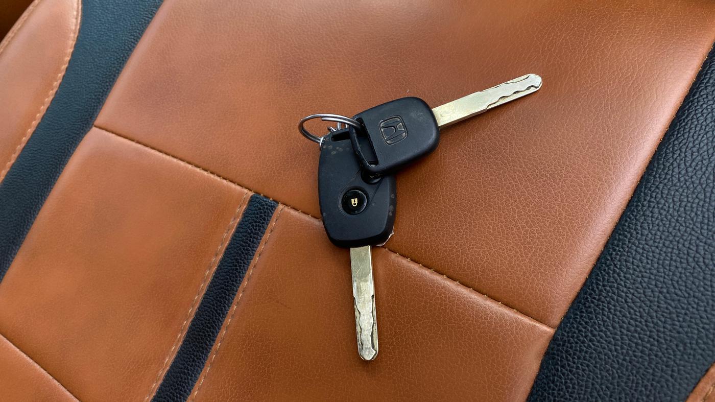2018 Honda Brio S(O) MT, CNG, Manual, 1,35,760 km, Key Close Up