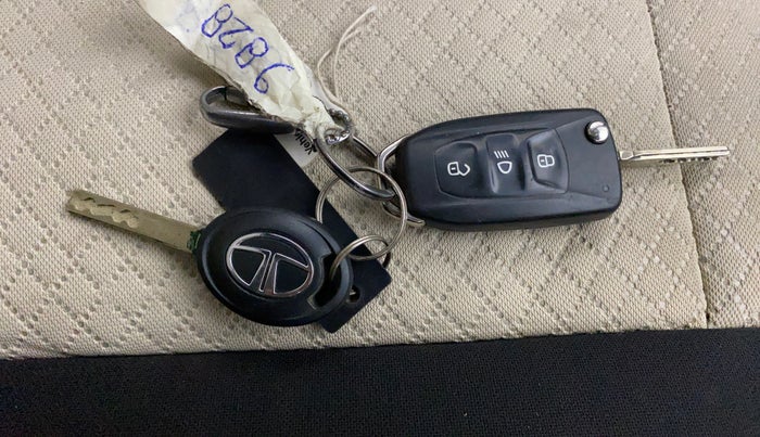 2019 Tata NEXON XM PETROL, Petrol, Manual, 62,158 km, Key Close Up