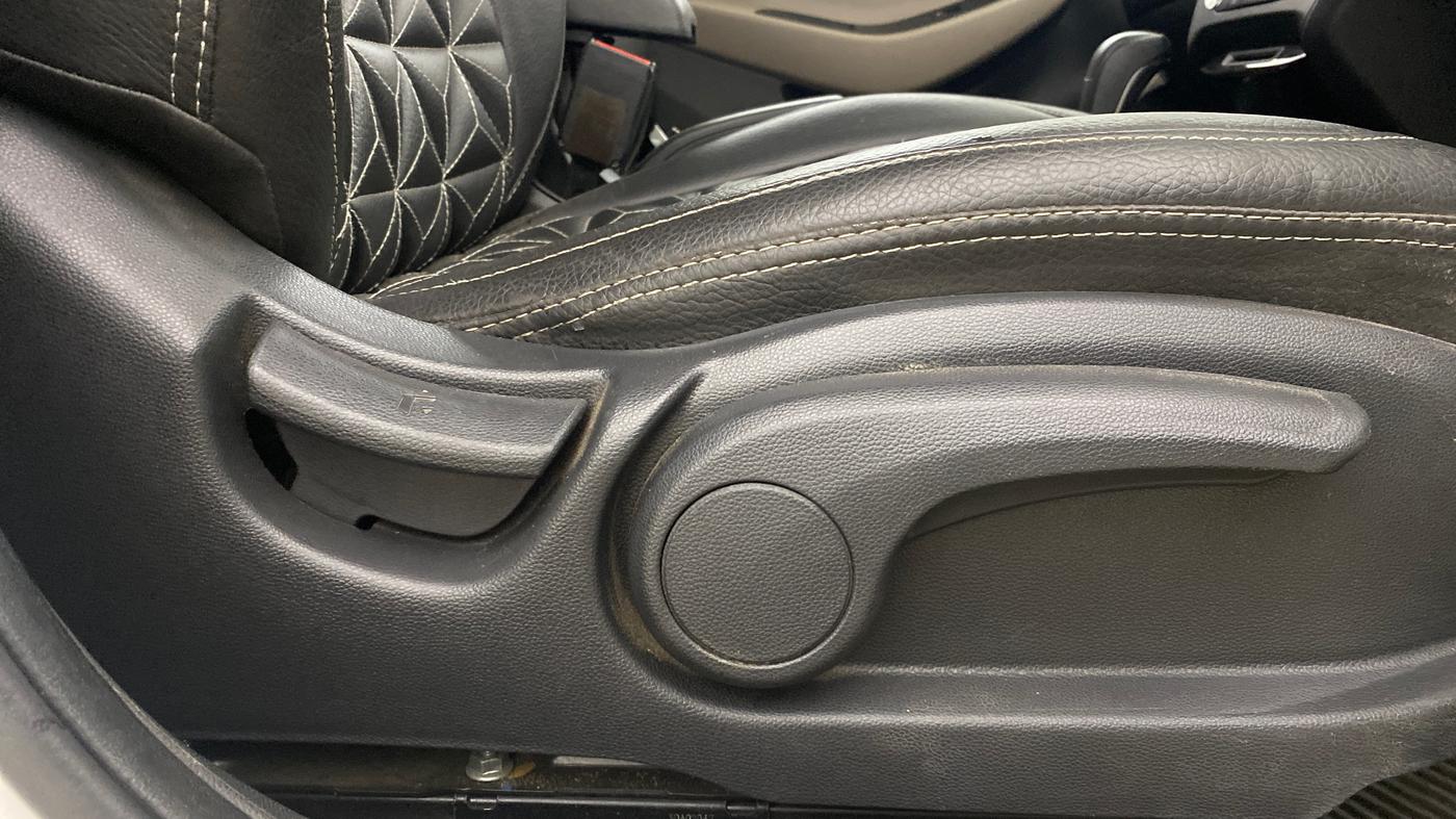 2019 Hyundai Elite i20 SPORTZ PLUS  1.2 CVT, Petrol, Automatic, 25,846 km, Driver Side Adjustment Panel