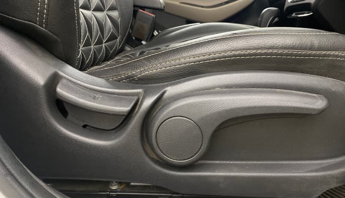 2019 Hyundai Elite i20 SPORTZ PLUS  1.2 CVT, Petrol, Automatic, 25,846 km, Driver Side Adjustment Panel