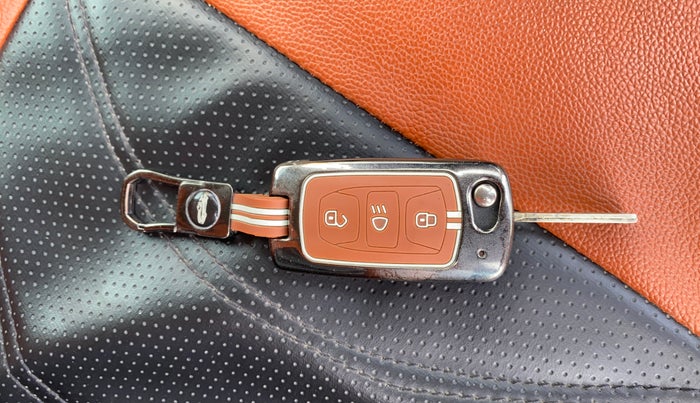 2022 Tata ALTROZ XE PLUS PETROL, Petrol, Manual, 20,089 km, Key Close Up