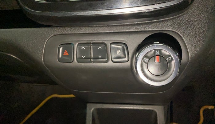 2017 Renault Kwid RXT 1.0 AMT (O), Petrol, Automatic, 59,126 km, Gear Lever