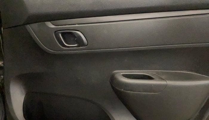 2017 Renault Kwid RXT 1.0 AMT (O), Petrol, Automatic, 59,126 km, Driver Side Door Panels Control