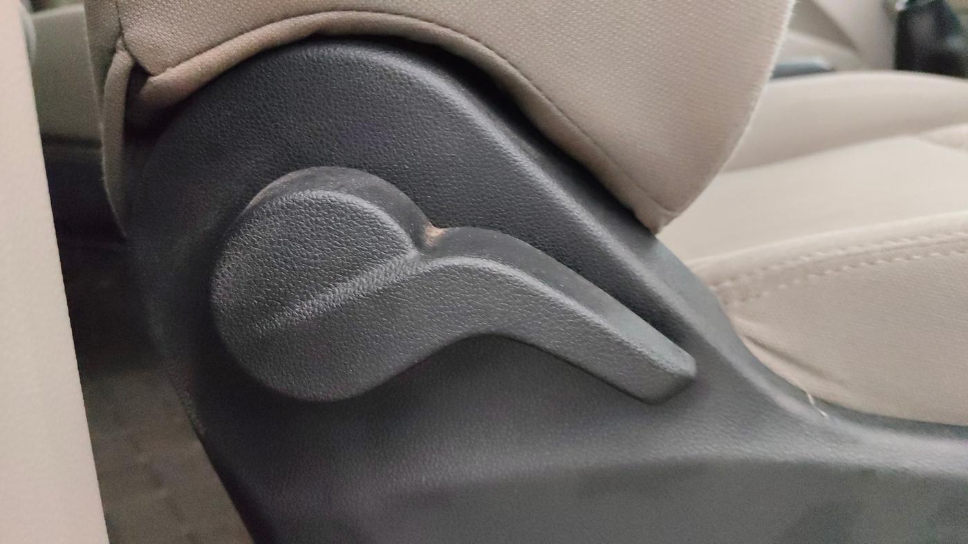 2019 Mahindra MARAZZO M2 7STR, Diesel, Manual, 80,816 km, Driver Side Adjustment Panel
