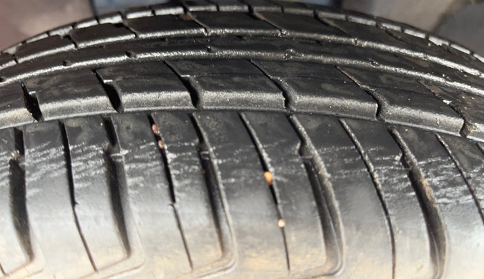 2018 Renault Kwid CLIMBER 1.0 AMT, Petrol, Automatic, 7,737 km, Left Front Tyre Tread