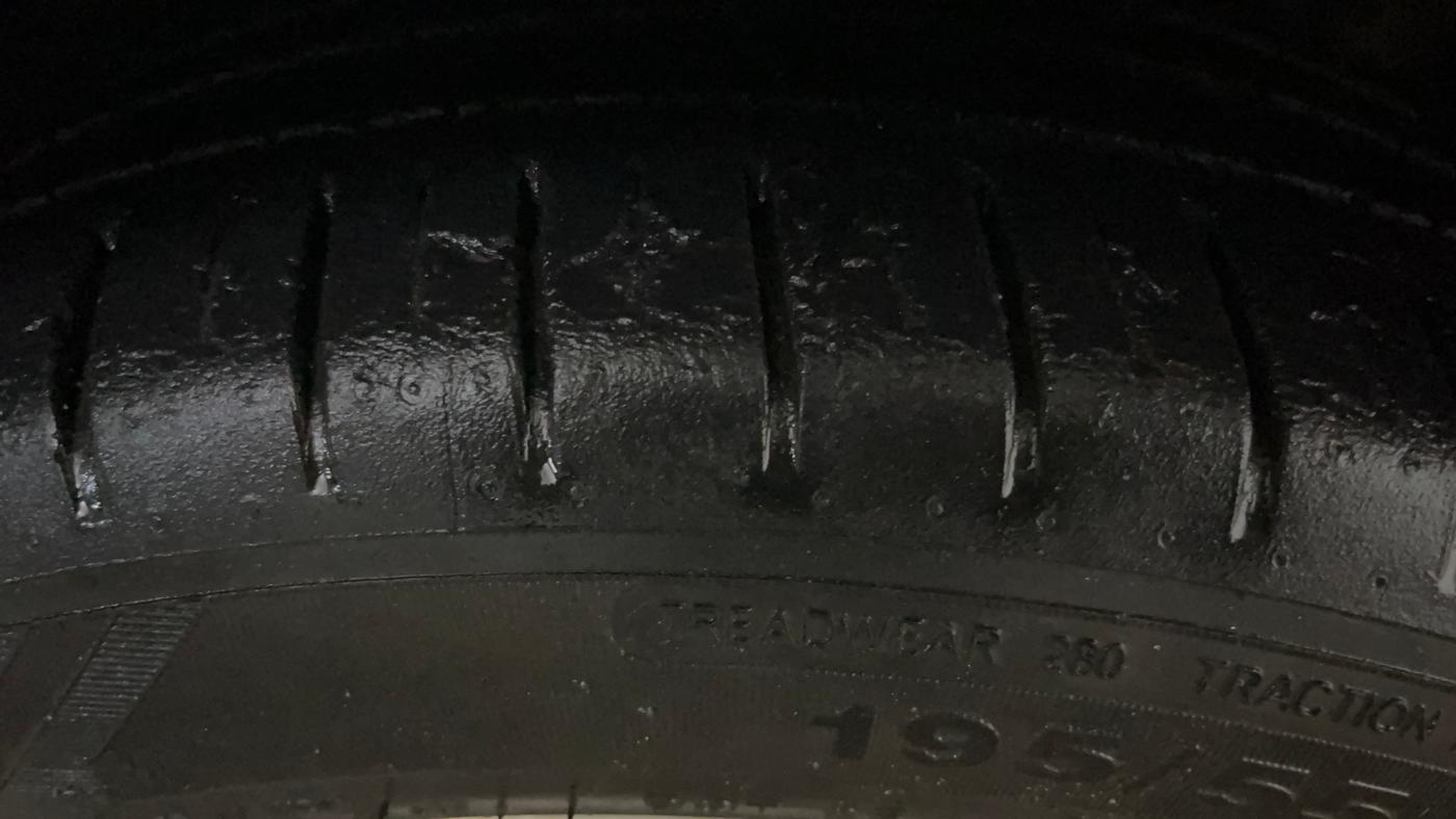 2020 Ford New Figo TITANIUM 1.2 PETROL MT, Petrol, Manual, 28,854 km, Right Front Tyre Tread