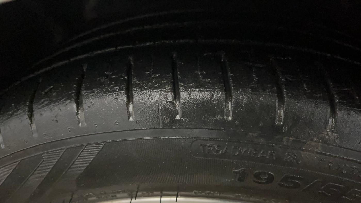 2020 Ford New Figo TITANIUM 1.2 PETROL MT, Petrol, Manual, 28,854 km, Left Front Tyre Tread