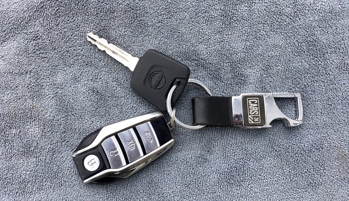 2021 Nissan MAGNITE XE 1.0 MT, Petrol, Manual, 11,917 km, Key Close Up