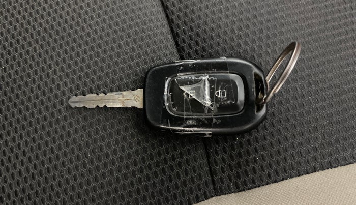 2022 Renault TRIBER RXT, Petrol, Manual, 1,02,061 km, Key Close Up