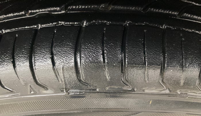 2022 Renault TRIBER RXT, Petrol, Manual, 1,02,061 km, Right Front Tyre Tread