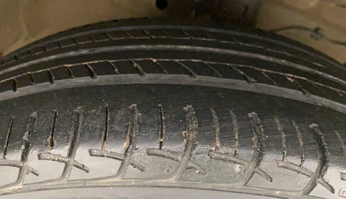 2013 Maruti Swift Dzire ZXI, Petrol, Manual, 61,554 km, Right Front Tyre Tread