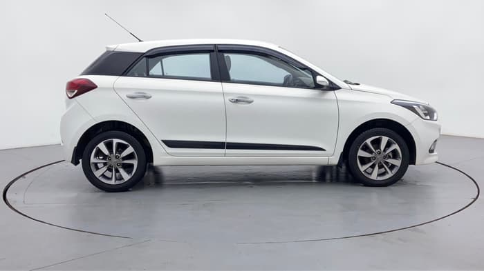 2015 Hyundai Elite i20 SPORTZ (O) 1.4, Diesel, Manual, 31,156 km, Right Side View