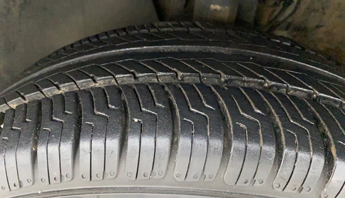 2016 Volkswagen Polo HIGHLINE1.2L, Petrol, Manual, 58,380 km, Left front tyre - Tyre dimensions are different from each other