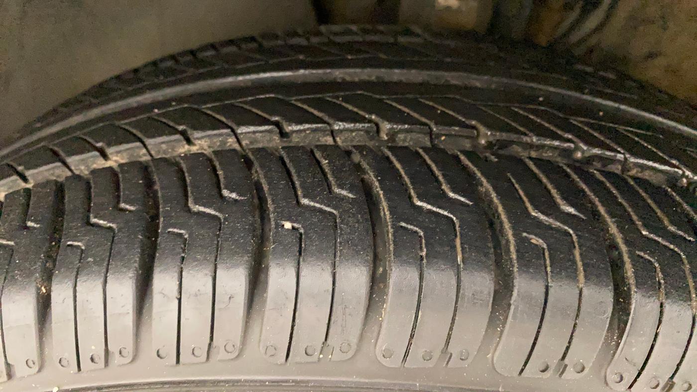2016 Volkswagen Polo HIGHLINE1.2L, Petrol, Manual, 58,380 km, Left Front Tyre Tread