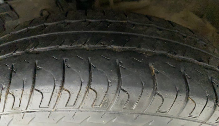2016 Maruti Swift VXI O, CNG, Manual, 30,925 km, Left Front Tyre Tread