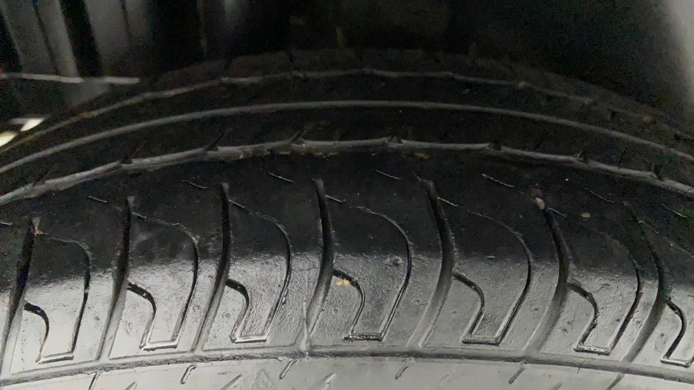 2016 Maruti Swift VXI O, CNG, Manual, 30,925 km, Right Rear Tyre Tread