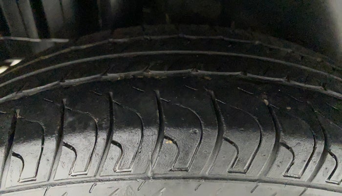 2016 Maruti Swift VXI O, CNG, Manual, 30,925 km, Right Rear Tyre Tread