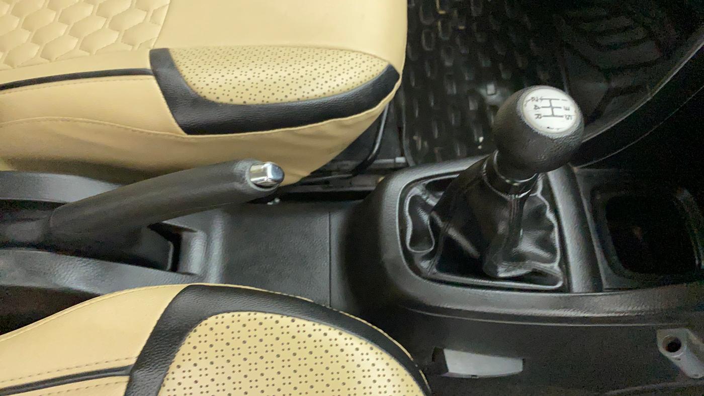 2016 Maruti Swift VXI O, CNG, Manual, 30,925 km, Gear Lever