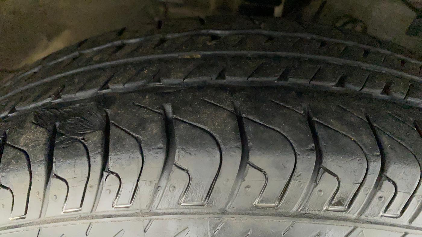 2016 Maruti Swift VXI O, CNG, Manual, 30,925 km, Right Front Tyre Tread