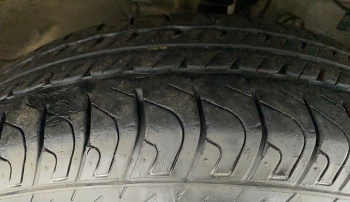 2016 Maruti Swift VXI O, CNG, Manual, 30,925 km, Right Front Tyre Tread