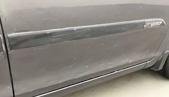 2016 Maruti Swift VXI O, CNG, Manual, 30,925 km, Driver-side door - Slightly dented