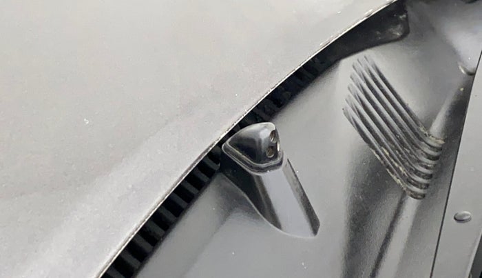 2016 Maruti Swift VXI O, CNG, Manual, 30,925 km, Front windshield - Wiper nozzle not functional