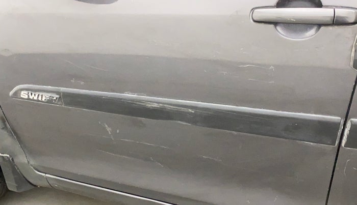 2016 Maruti Swift VXI O, CNG, Manual, 30,925 km, Front passenger door - Minor scratches