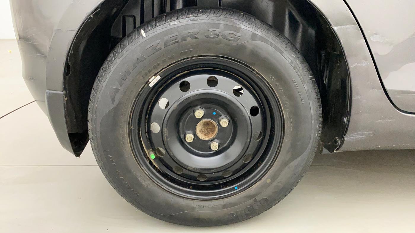 2016 Maruti Swift VXI O, CNG, Manual, 30,925 km, Right Rear Wheel