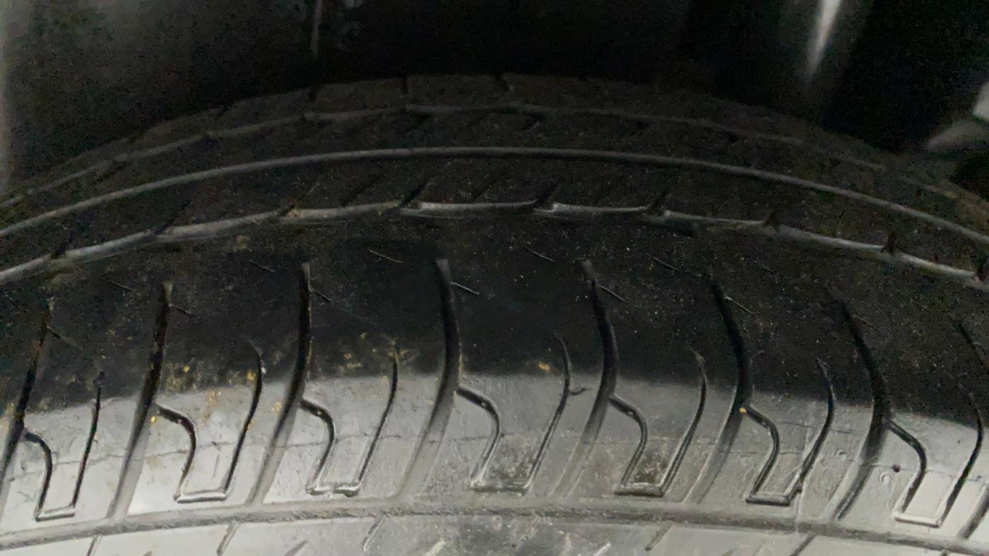 2016 Maruti Swift VXI O, CNG, Manual, 30,925 km, Left Rear Tyre Tread