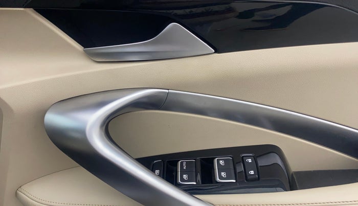 2022 MG HECTOR SHARP 1.5 PETROL CVT, Petrol, Automatic, 24,061 km, Driver Side Door Panels Control