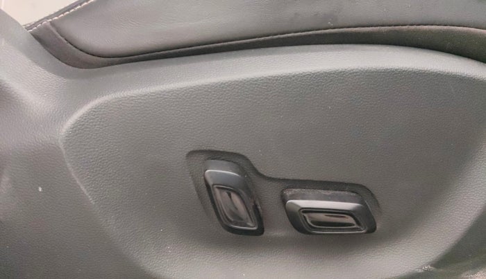 2022 MG ASTOR SHARP 1.5 MT, Petrol, Manual, 10,118 km, Driver Side Adjustment Panel