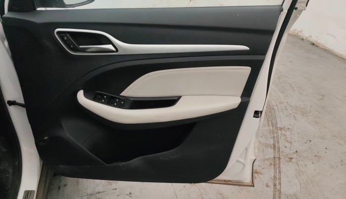 2022 MG ASTOR SHARP 1.5 MT, Petrol, Manual, 10,118 km, Driver Side Door Panels Control