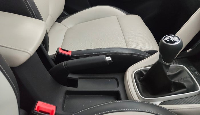 2022 MG ASTOR SHARP 1.5 MT, Petrol, Manual, 10,118 km, Gear Lever