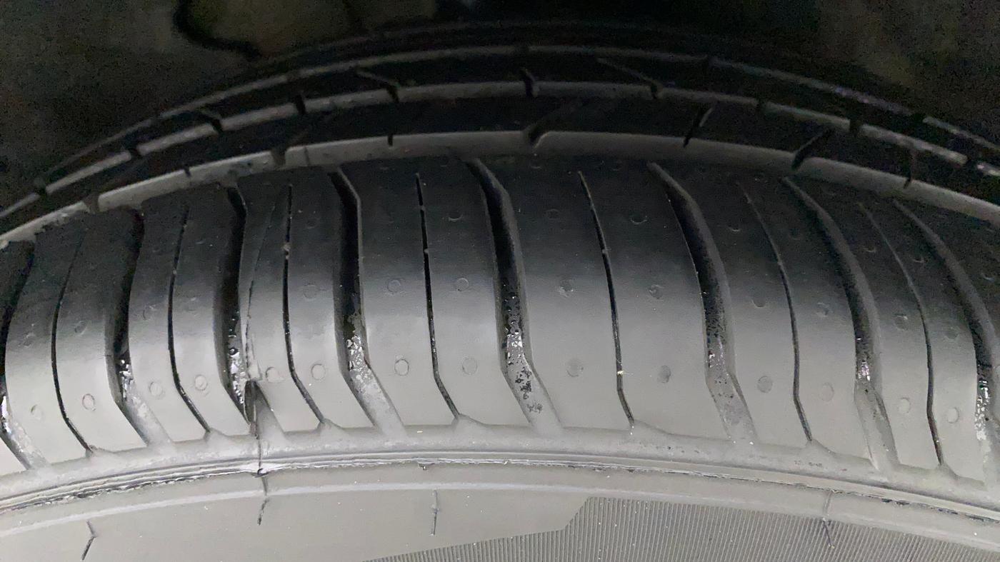 2012 Volkswagen Jetta HIGHLINE TDI, Diesel, Manual, 76,275 km, Right Front Tyre Tread