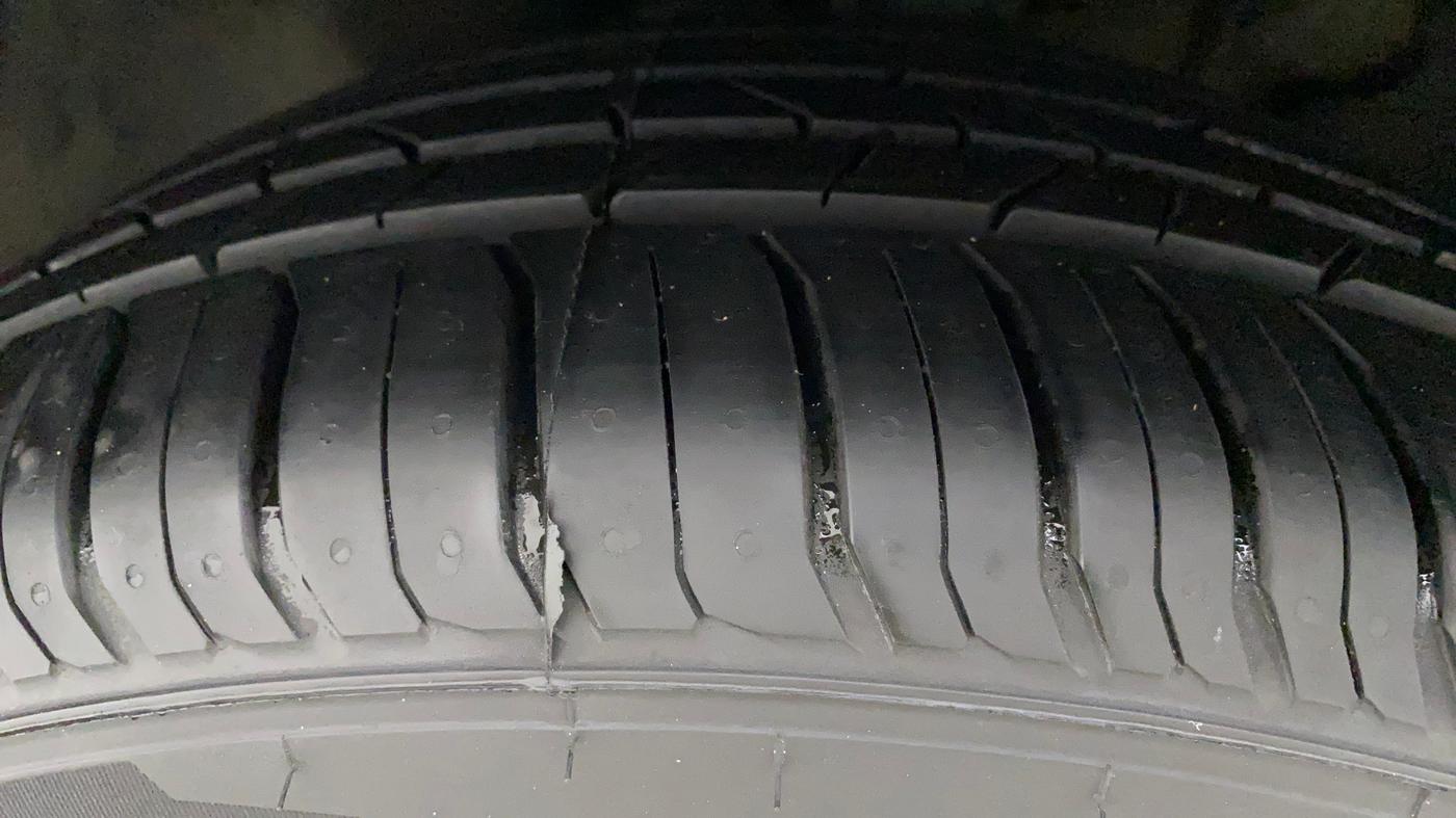 2012 Volkswagen Jetta HIGHLINE TDI, Diesel, Manual, 76,275 km, Left Front Tyre Tread