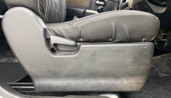 2017 Maruti Wagon R 1.0 LXI CNG, CNG, Manual, 1,00,490 km, Driver Side Adjustment Panel