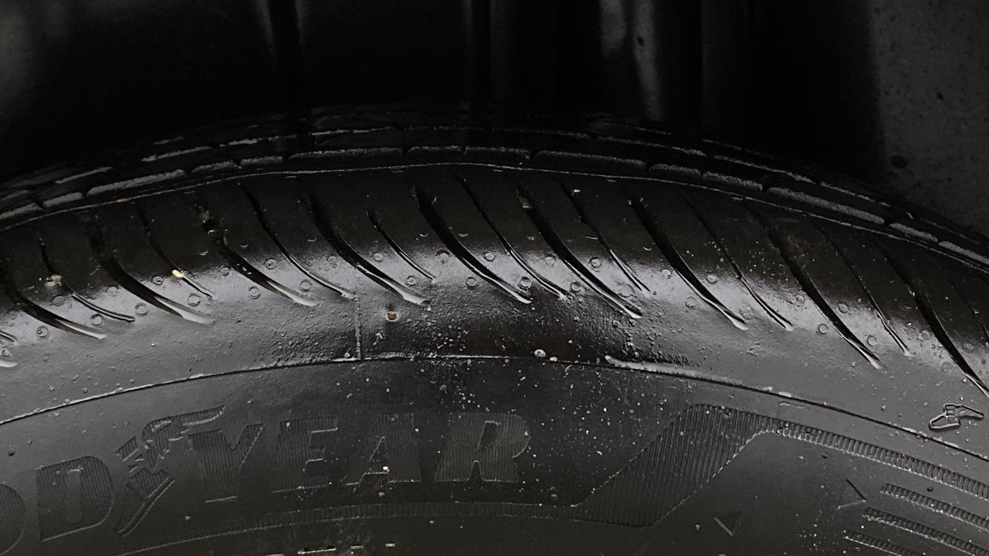 2016 Maruti Ciaz ZDI+ SHVS, Diesel, Manual, 1,07,369 km, Left Rear Tyre Tread