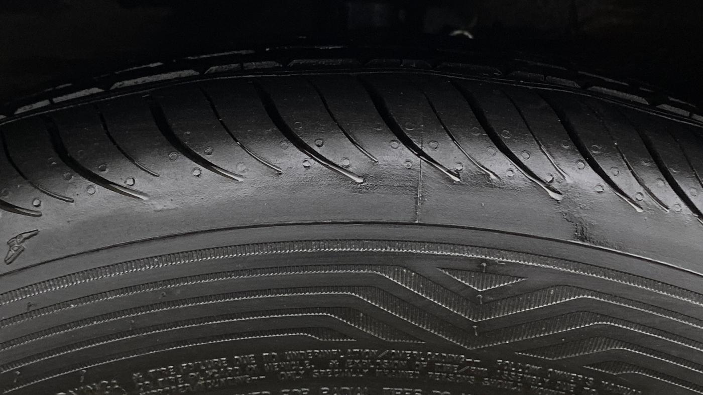 2016 Maruti Ciaz ZDI+ SHVS, Diesel, Manual, 1,07,369 km, Left Front Tyre Tread