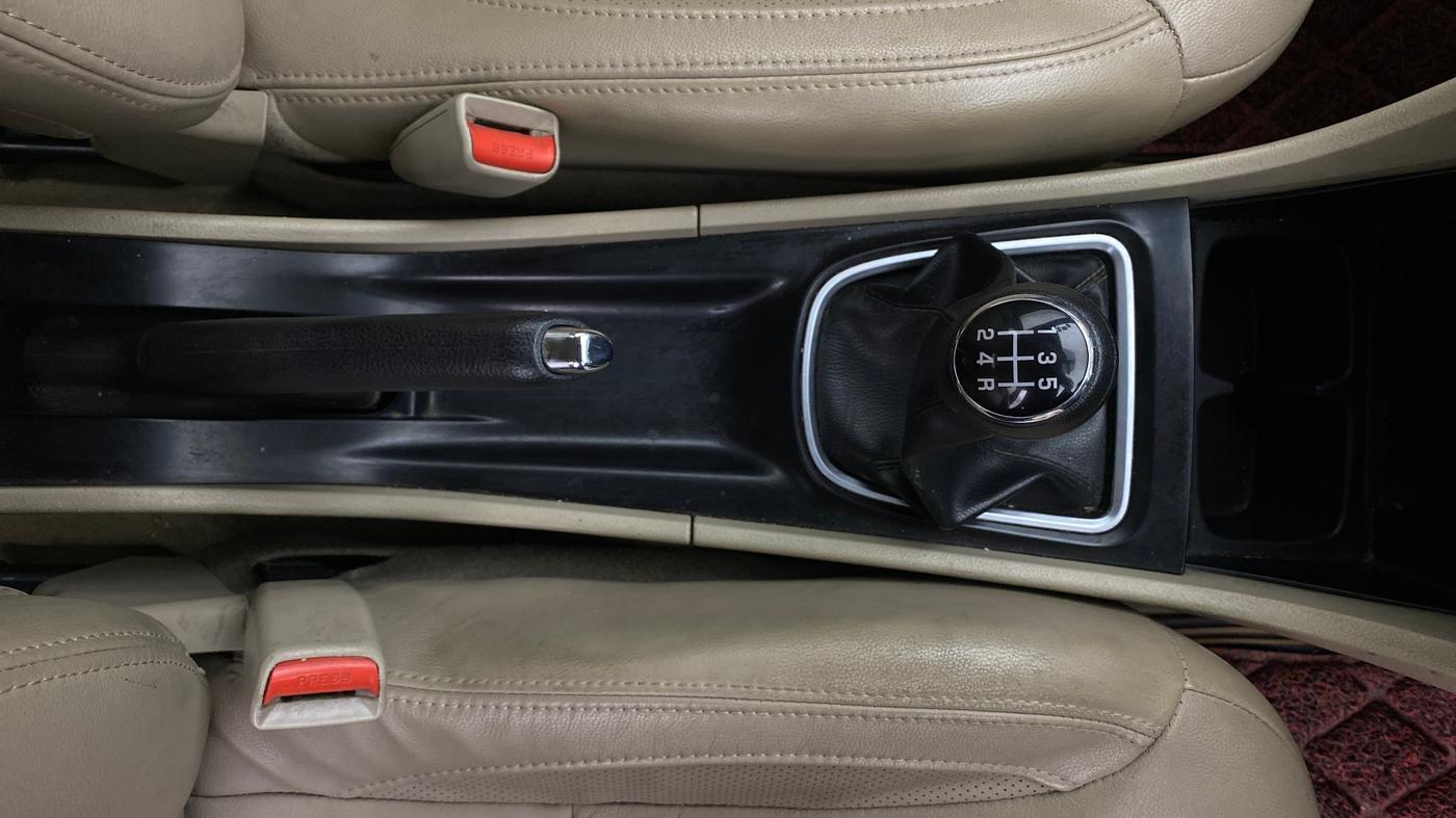 2016 Maruti Ciaz ZDI+ SHVS, Diesel, Manual, 1,07,369 km, Gear Lever