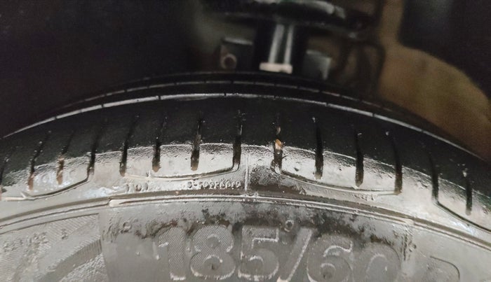 2015 Volkswagen Vento HIGHLINE 1.5 AT, Diesel, Automatic, 1,09,859 km, Left Front Tyre Tread