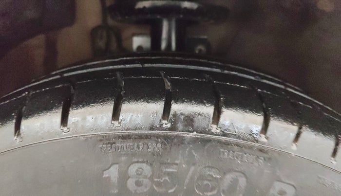 2015 Volkswagen Vento HIGHLINE 1.5 AT, Diesel, Automatic, 1,09,859 km, Right Front Tyre Tread