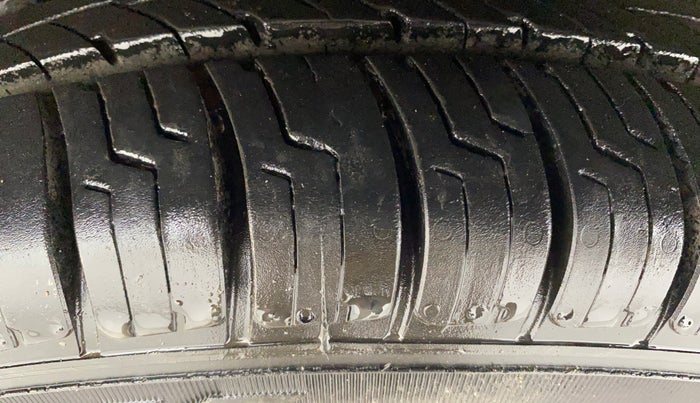 2018 Hyundai Eon MAGNA +, Petrol, Manual, 58,957 km, Left Front Tyre Tread